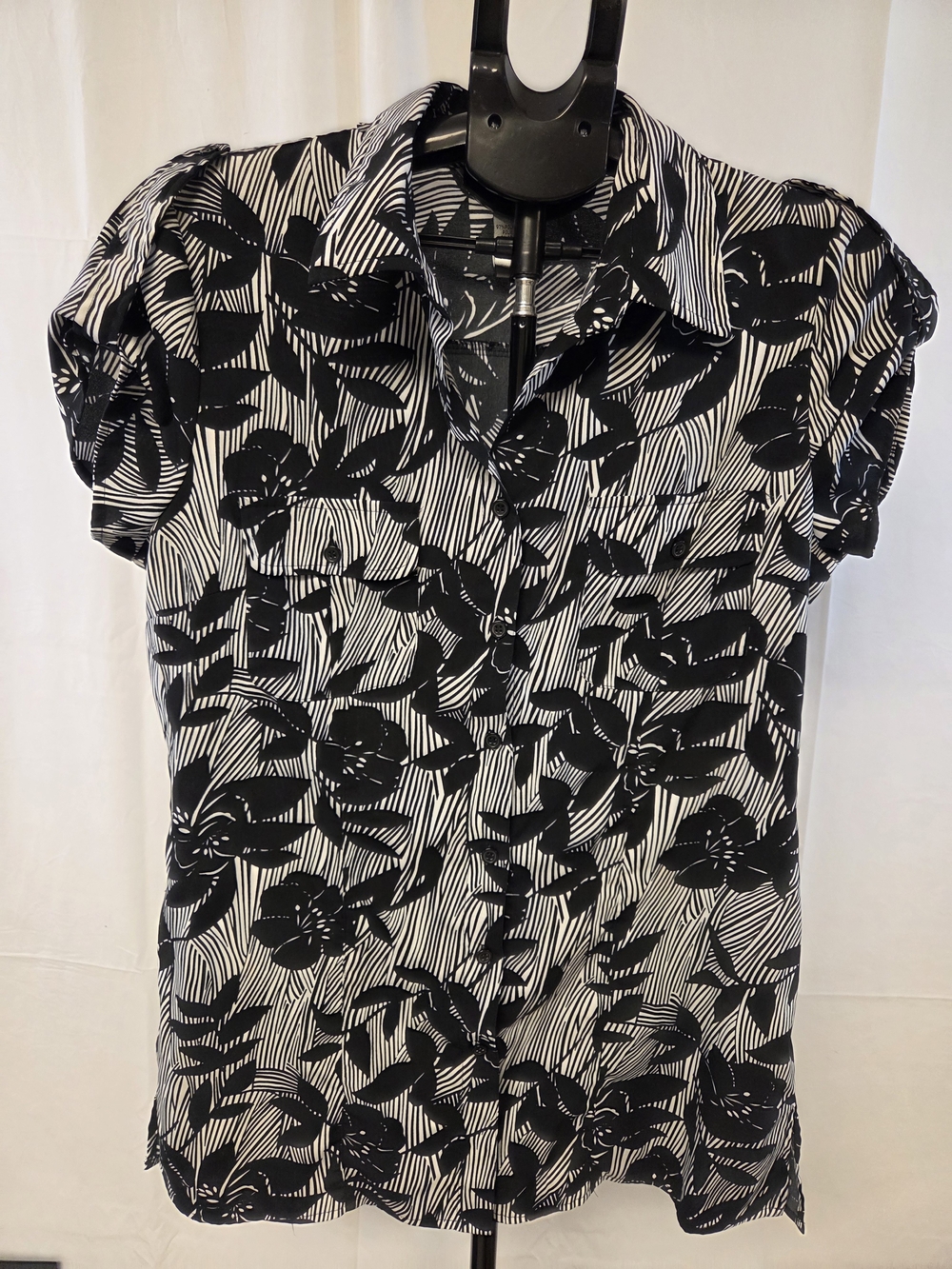 Fred David Black & White Floral Short-Sleeve Button-Up Blouse